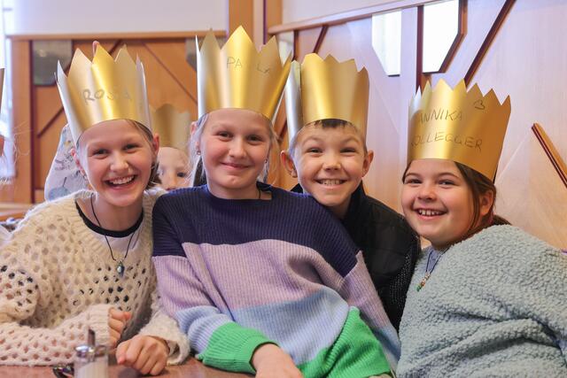 Nach dem Gottesdienst erwartete die jungen Königinnen und Könige beim Sternsingertreffen ein abwechslungsreiches Programm – inklusive Krone basteln (oben) und Selfie mit Bischof (unten). | Foto: Neuhold