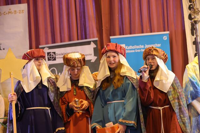 Ein letztes Mal die Sternsinger-Gewänder anlegen, die Lieder singen und die Sprücherl aufsagen – das Sternsingertreffen ist der traditionelle Abschluss der Sternsingeraktion – heuer in Pistorf in der Region Südweststeiermark.