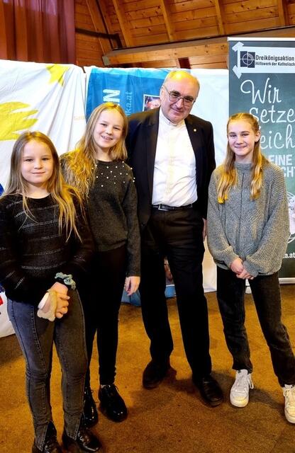 Johanna, Emilia und Malia aus St. Martin im Sulmtal (im Bild oben mit Bischof Wilhelm Krautwaschl) erzählen vom Sternsingen: „Einer Frau sind sogar die Tränen gekommen“, bei dem Besuch der Sternsingerinnen. Was sie motiviert? „Es ist lustig mit den Freundinnen zusammen, und man tut gleichzeitig etwas Gutes – zwei in eins, sehr cool, oder?“ Das Sternsingertreffen fanden alle drei sehr schön „und richtig besonders, wenn so viele Leute da sind“. Die Highlights des Tages? Die Musik, die Stimmung und die Weltkugel!