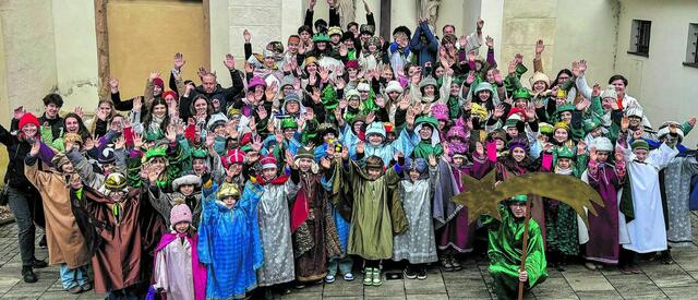 Neusiedl am SeeNeusiedl am See. Bei der Dreikönigsaktion 2025 der Stadtpfarre Neusiedl am See waren rund 135 Kinder und Begleitpersonen unterwegs, um Spenden für Bedürftige in Armutsregionen zu sammeln. Dabei konnte ein Rekordergebnis von knapp über 26.000 € gesammelt werden.