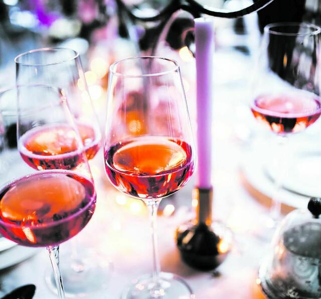 Es ist genug für alle da: Jesus wandelt Wasser in Wein auf der Hochzeit in Kana. 
 | Foto: pixabay/kaboompics