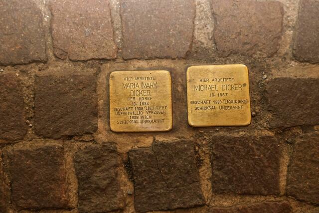„Schicksal unbekannt“: In der Grazer Sackstraße Nr. 16, unweit eines mehrstöckigen Traditionskaufhauses, erinnern zwei Stolper-steine an ein vertriebenes Kaufmanns-Ehepaar. Im Juni 1939 musste Maria Dicker Graz verlassen und kam, so wird vermutet, in eine sog. „Sammel-wohnung“ nach Wien. Ihr Schicksal und das ihres Ehemanns Michael ist bis auf 
Weiteres unbekannt. Quelle: stolpersteine-graz.at | Foto: Neuhold
