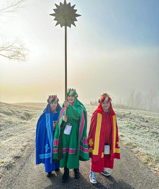 In Straden in der Südoststeiermark fanden die SternsingerInnen ihren Weg auch im Nebel. | Foto: Karin Scheich