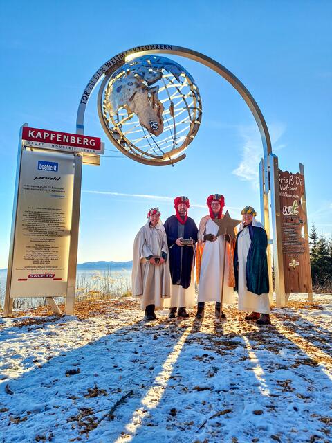 Vom Pogusch unter der Weltkugel stehend hatten die SternsingerInnen einen schönen Blick auf Kapfenberg und das Mürztal. | Foto: Margit Ablasser