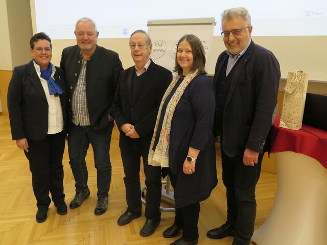 Der arbeitende Mensch und Friede standen im Zentrum des KAB-Studientags in Graz. Im Bild (v. l. n. r.): KA-Generalsekretärin Anna Hollwöger, bisheriger KAB-Vorsitzender Martin Hochegger, Friedensforscher Karl Kumpfmüller, neue KAB-Vorsitzende Anneliese Pieber und KA-Präsident Andreas Gjecaj. | Foto: Labner