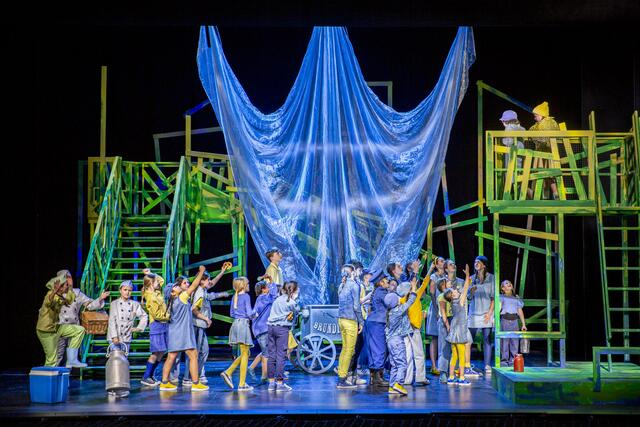 Den Geschwistern Pepicek und Aninka gelingt es mit der Hilfe von Freundschaft und Zusammenhalt den Leierkastenmann Brundibár zu besiegen und Milch für ihre kranke Mutter zu kaufen. | Foto: Birgit Gufler