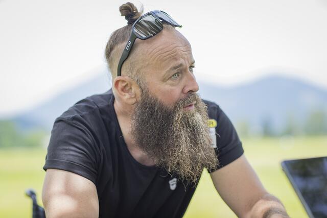 „Die Hoffnung als Grundhaltung
bedeutet ja nicht, dass es mir taugt,
dass ich an den Rollstuhl gefesselt bin.“
Thomas Geierspichler | Foto: Fotos: Neumayr