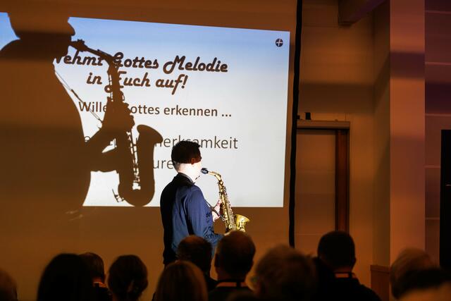 Mit Melodien, die unter die Haut gingen, berührte Saxophonist Edgar Unterkirchner bei den von Rosa Hojas angeleiteten spirituellen Impulsen. 