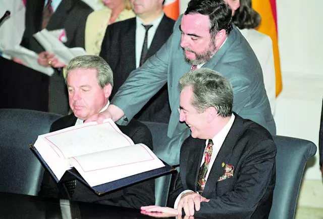 Am 24. Juni 1994 unterzeichneten u. a. der damalige Bundeskanzler Franz Vranitzky (li.) und Außenminister Alois Mock (re.) beim EU-Gipfel auf Korfu (Griechenland) den Beitrittsvertrag mit der Europäischen Union.   | Foto: Georges Schneider / APA-Archiv / picturedesk.com