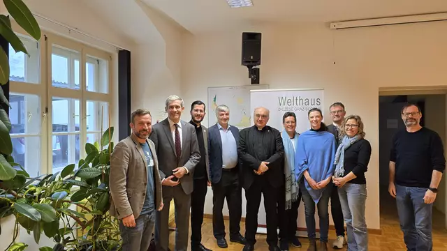 Nach der Wahl (v. l.): Welthaus-Geschäftsführer Markus Meister, Thomas Reininger, Niklas Müller, Karl W. Steininger, Bischof Wilhelm Krautwaschl, Anna Hollwöger, Julia Radlingmayer, Martin Halmer, Welthaus-Geschäftsführer-Stellvertreterin Sigrun Zwanzger und Johannes Mindler-Steiner. | Foto:  Welthaus
