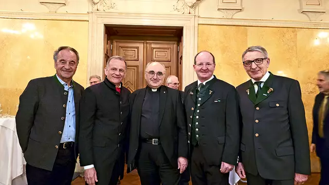 Bei der Verleihung der Meisterbriefe (v. l.): Peter Hochegger vom Fonds für Arbeit und Bildung der Diözese, Spartenobmann Hermann Talowski, Bischof Krautwaschl und Vizepräsident Herbert Ritter und Präsident Josef Herk von der Wirtschaftskammer Steiermark. | Foto: Diözese