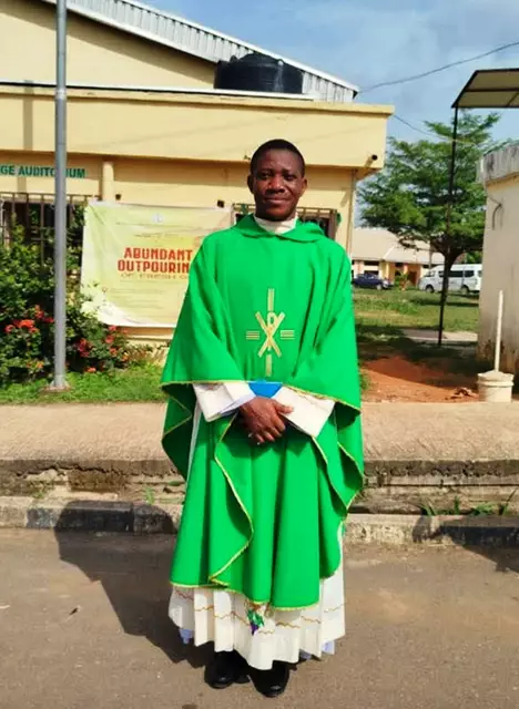ln Nigeria wurde am Stephanitag 2024 der Priester Tobias Chukwujekwu Onkonkwo ermordet, als er gerade auf einer Autobahn unterwegs war.KIRCHE IN NOT
