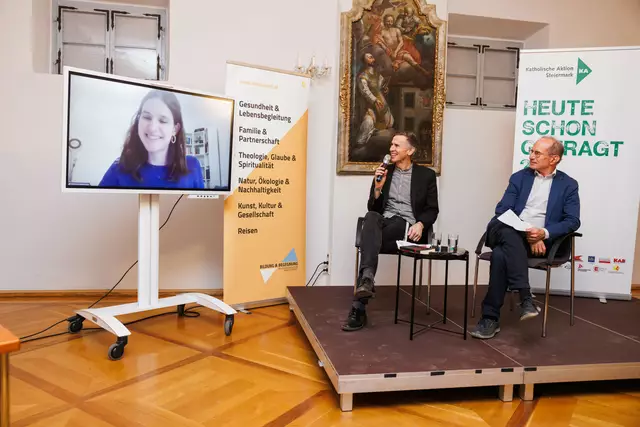 Journalist Eric Frey (r.) und Theologin Barbara Ladenburger (l. digital zugeschaltet) sprachen, moderiert von Florian Traussnig (Mitte), am 21. Jänner im Barocksaal des Grazer Priesterseminars über Wege aus der politischen Vertrauenskrise.  | Foto: Gerd Neuhold