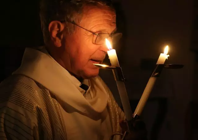 FRIEDBERG. In der nur mit Kerzen beleuchteten Kirche spendete Prälat Gerhard Rechberger den Blasiussegen. In der Predigt wies er auf Hanna und Simeon in der Krippe hin. | Foto: E. Strobl