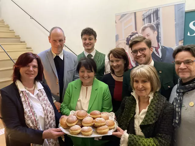 GRAZ. Zum Zʼsammstehen zu Lichtmess lud das Team der Volkskultur Steiermark. Stadtpfarrpropst Ewald Pristavec (2. v. l.) segnete Kerzen und spendete den Blasiussegen.  | Foto: G. Schaller-Pressler