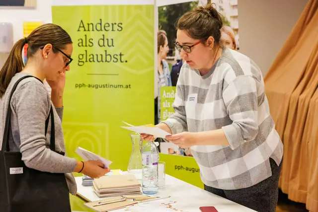 Beim TheoTag 2025 konnten sich SchülerInnen und Interessierte aus erster Hand über theologische Ausbildungswege und Berufsfelder informieren – u. a. durch die Dekanin der Katholisch-Theologischen Fakultät Graz, Katharina Pyschny (r.). | Foto: Gerd Neuhold