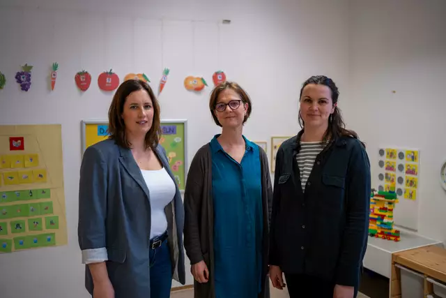 Durch fixe Zeiten sind die drei Sozialarbeiterinnen derzeit in 19 Kindergärten in Graz niederschwellig für Eltern erreichbar: Magdalena Burkart, Gerlinde Landauf-Stöger und Jolande Bosch (r. Bild v. l.) bieten im Rahmen eines Pilotprojektes kostenlose und vertrauliche Beratung für Eltern an.  | Foto: Caritas/Streif