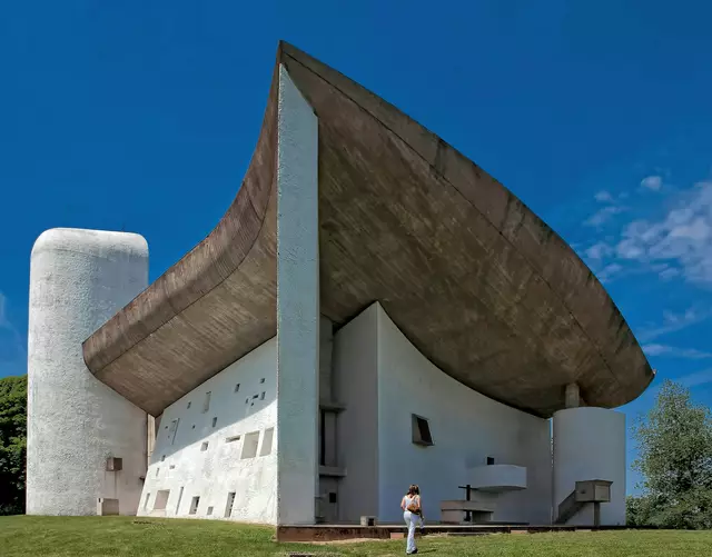 Wie eine weiße Arche gestaltete Le Corbusier vor 70 Jahrendie Wallfahrtskirche von Ronchamp in Frankreich. | Foto: Angel/Unsplash