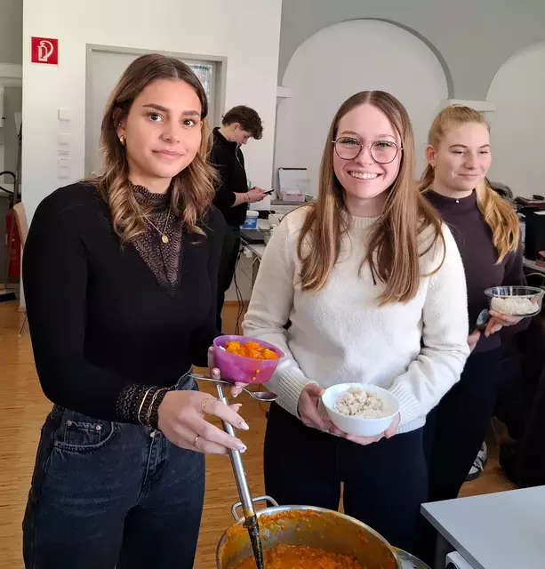 Pinkafeld. Im katholischen Religionsunterricht lernen die Schüler:innen nicht nur ihre eigene Religion kennen, sondern erfahren auch viel über andere Glaubensbekenntnisse. Die Religionslehrerin Isabella Michl-Eitel vermittelt den Stoff unter anderem durch ganzheitliches Lernen. Zum Thema Hinduismus gab es also in den 5. Klassen der HLW Pinkafeld indisches Curry sowie leckeres Mango-Lassi zu verkosten. | Foto: Franz Rupprecht