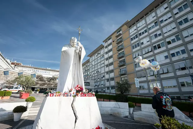 Franziskus’ Vorvorgänger Johannes Paul II. war der erste Papst, der den speziellen Kliniktrakt im zehnten Stock der Gemelli-Klinik zur medizinischen Behandlung nutzte. | Foto: KNA