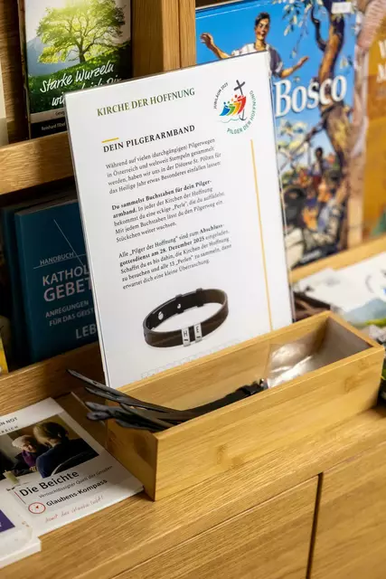 Pilgerarmband in Kirche der Hoffnung | Foto: Ruth Brozek/Diözese St. Pölten
