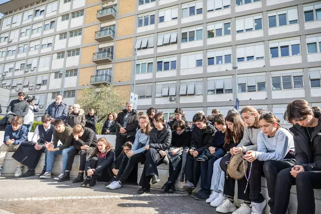Menschen beten weltweit für Papst Franziskus, so auch viele Jugendliche vor dem Gemelli-Krankenhaus in Rom am 23. Februar 2025. | Foto: KNA