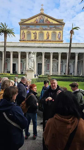 Die Pilgergruppe vor St. Paul vor den Mauern, einer der Papstbasiliken von Rom.  | Foto: privat
