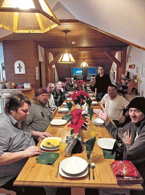 Tischgemeinschaft bei Emmaus. In St. Pölten betreibt die Emmausgemeinschaft an sieben Standorten Einrichtungen zur Unterstützung für Personen in Krisensituationen. | Foto: Emmaus
