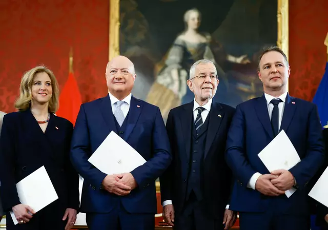  Am 3. März von Bundespräsident Alexander Van der Bellen (2. v. r.) vereidigt wurden (v. l.): Beate Meinl-Reisinger (NEOS), Christian Stocker (ÖVP) und Andreas Babler (SPÖ).  | Foto: Wenzel/BKA