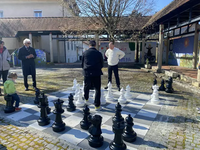 Das große Schachspiel am Gelände der Pfarre Graz-Liebenau ist eröffnet. | Foto: Bardakji