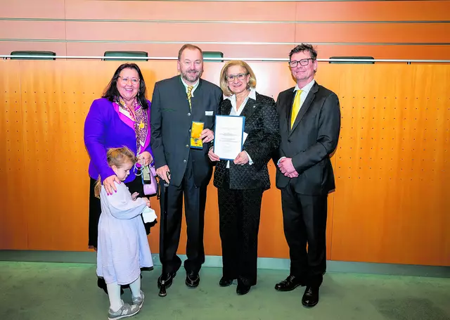 Landeshauptfrau Johanna Mikl-Leitner überreicht Ehrenzeichen | Foto: NKL / Pfeffer
