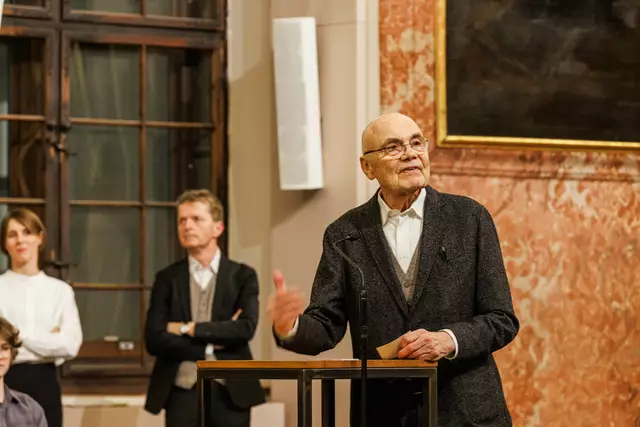 Jesuit Friedhelm Mennekes sprach zur Eröffnung der Fink-Ausstellung im Grazer Minoritensaal. | Foto: Neuhold