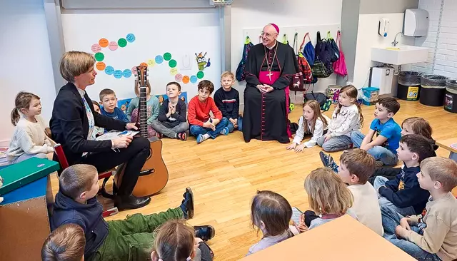 Purbach. Bischof Ägidius startete die Visitation im Dekanat Eisenstadt-Rust mit einem Besuch im Schulcampus der Volks- und Mittelschule Purbach. Im Bild: Religionsunterricht in der ersten Klasse.