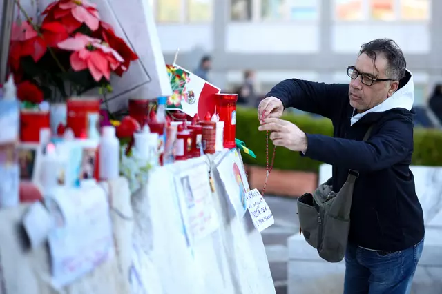 Nach wie vor beten zahlreiche Menschen für den erkrankten Franziskus.
 | Foto: APA