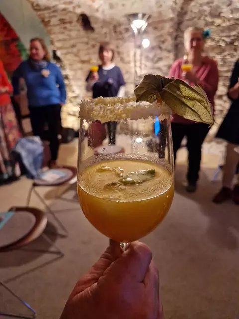 Südseeträume im Glas - hier im Haus der Frauen. Die Liturgie kam heuer von den Cookinseln im Südpazifik.  | Foto: privat