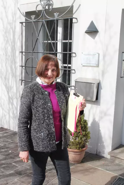 Ilse Niederhuber ist gerüstet – mit einer Spendenliste und Segensbändern. In den kommenden Tagen wird die Haussammlerin in der Pfarre Mariahilf unterwegs sein.      | Foto: Rosenkranz