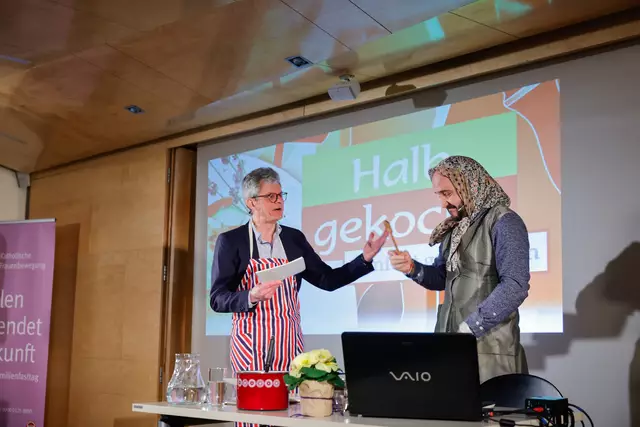 Die vegane Kochsendung „Halb gekocht ist nicht ganz durch“ brachte die Lücken in der Nahrungskette zum Vorschein. Das Fastenkabarett von Alfred Jokesch und Josef Promitzer war zweimal ausverkauft. | Foto: Gerd Neuhold