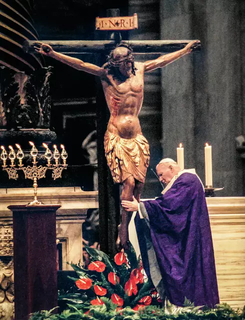 Für den Vatikanexperten Nersinger wirkt das Schuldbekenntnis von Papst Johannes Paul II. im März des Heiligen Jahres 2000 (Foto) bis heute nach. Er sieht auch eine Parallele zum Bußakt, der im Oktober 2024 anlässlich der Weltsynode in Rom stattfand. | Foto: KNA