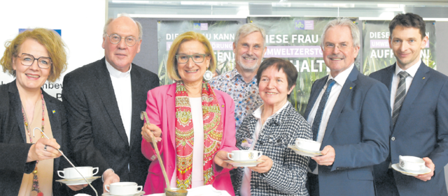 Benefizsuppenessen mit Projekterklärung im NÖ Landhaus. V. l.: Landesrätin Christiane Teschl-Hofmeister, Bischof Alois Schwarz, LH Johanna Mikl-Leitner, Suppenrezeptspender Reinhard Länger (Präsident Kath. Aktion), Anna Raab (Kath. Frauenbewegung), Landtagspräsident Karl Wilfing, NÖ Superintendent Michael Simmer.  | Foto: Wolfgang Zarl