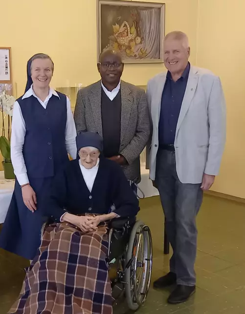 Hausoberin Sr. Roswitha Bauer, Vikar Andre-Jacques Kiadi Nkambu und Gratkorns Vizebürgermeister Günther Bauer mit der Jubilarin. | Foto: privat