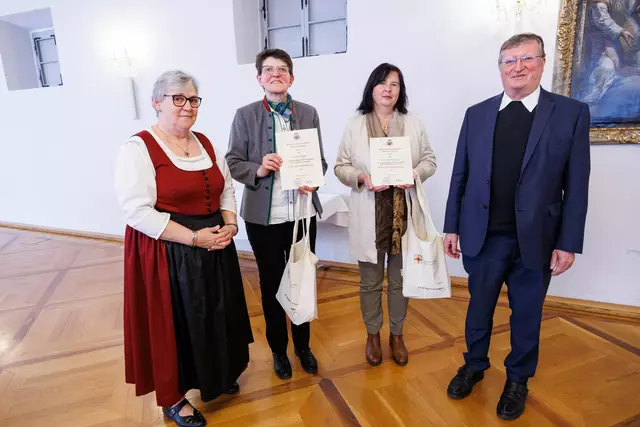 Vorsitzende Steffi Fischer (l.) und Geistl. Assistent Franz Neumüller (r.) ehrten (v. l.) Claudia Hofer (Neumarkt) und Anna-Maria Niederl (Gnas) für 25 Dienstjahre als Pfarrhaushälterin. | Foto: Neuhold