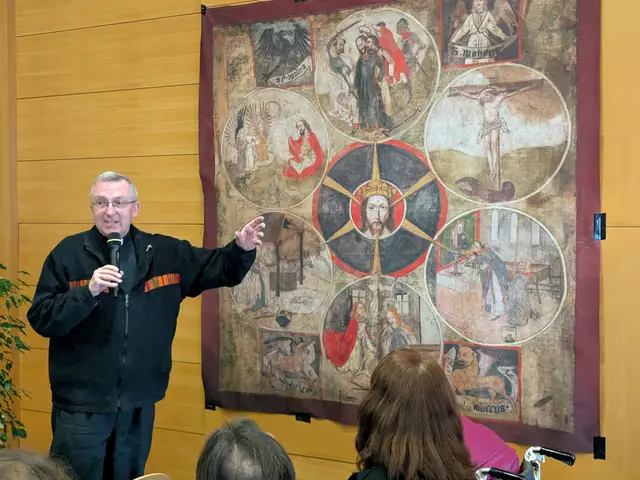 Pater Schuler vor dem Schweizer Fastentuch, das er der Pfarre Gnas schenkte. | Foto: Suppan