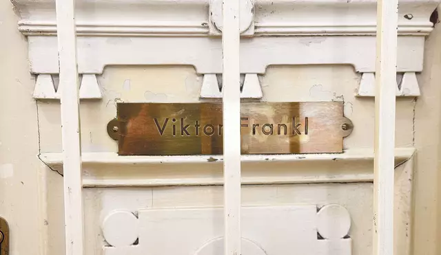 Hier wohnte Viktor Frankl von der KZ-Heimkehr bis zum Tod 1997 (Türschild links). Seine zweite Frau Elly ist erst voriges Jahr in ein Heim übersiedelt. Nebenan findet sich das Viktor Frankl Museum. | Foto: Slouk