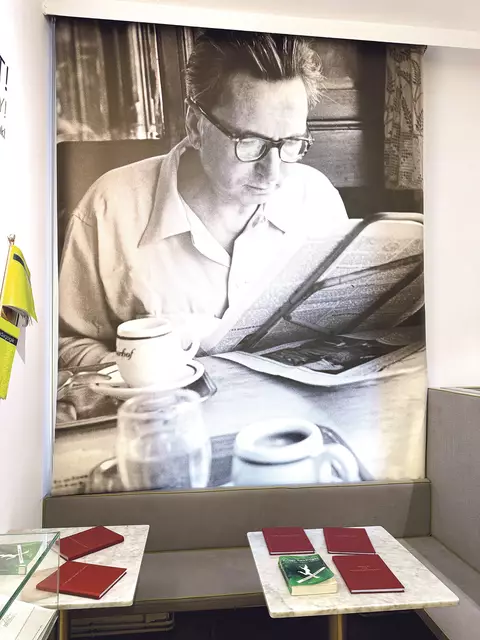 Auf einen Kaffee mit Viktor Frankl kann man sich im Viktor Frankl Museum in Wien setzen (rechts), oder besser auf eine gute Lektüre.  | Foto: Slouk