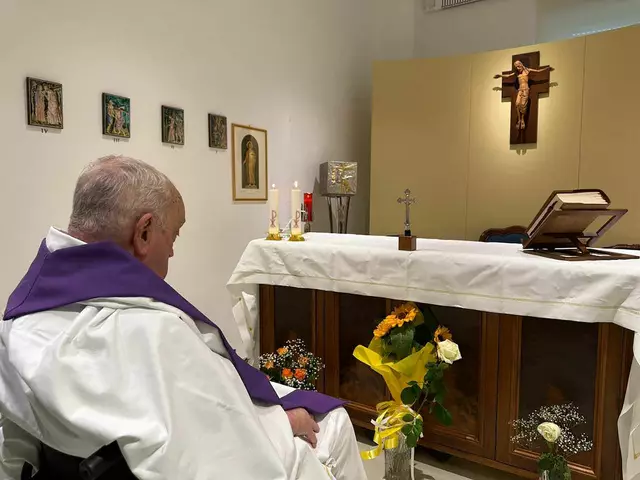 Papst Franziskus beim Sonntagsgottesdienst in der Kapelle im Privattrakt der Gemelli-Klinik in Rom. 

 | Foto: HANDOUT/AFP/picturedesk.com