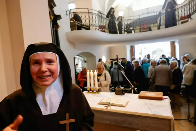 Beim Festgottesdienst zum 50-Jahr-Jubiläum der Grundsteinlegung für den Bärnbacher Karmel war das Kirchlein am Heiligen Berg zu klein, um die vielen Gäste zu fassen. Die kontemplative Schwesterngemeinschaft ist in der Bevölkerung inzwischen sehr tief verwurzelt. | Foto: Gerd Neuhold / Sonntagsblatt für Steiermark