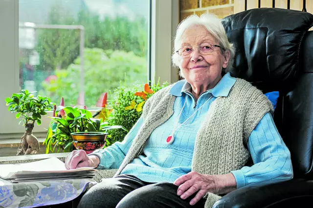 Auch in der Hilfsbedürftigkeit kann ein Mensch in Verbundenheit mit anderen leben, indem er Hilfe annimmt. | Foto: Ingo Bartussek, AdobeStock