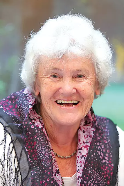 Die 84-jährige Bergbäuerin Theresia Oblasser schreibt seit über 40 Jahren Geschichten, Artikel und Dialektgedichte. | Foto: Wildbild