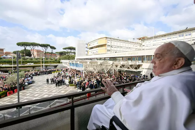 Im Bild noch am Balkon der Gemelli-Klinik, ist der Papst inzwischen wieder im Vatikan. | Foto: KNA