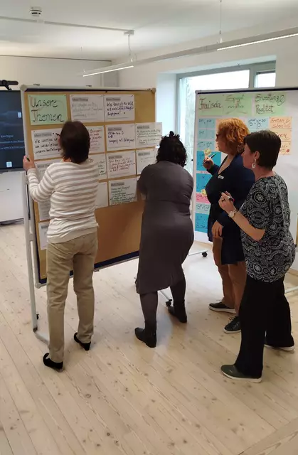 17 Frauen beteiligten sich am 22. März im AndersOrt Haus der Frauen aktiv am ersten österreichweiten Frauen*Barcamp – einer offenen Tagung, die auf Beteiligung und Selbstermächtigung setzte. | Foto: Haus der Frauen